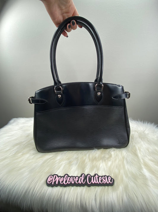 PRE-LOVED CUTESIE - LOUIS VUITTON EPI LEATHER PASSY GM BAG IN BLACK - SHOULDER BAG