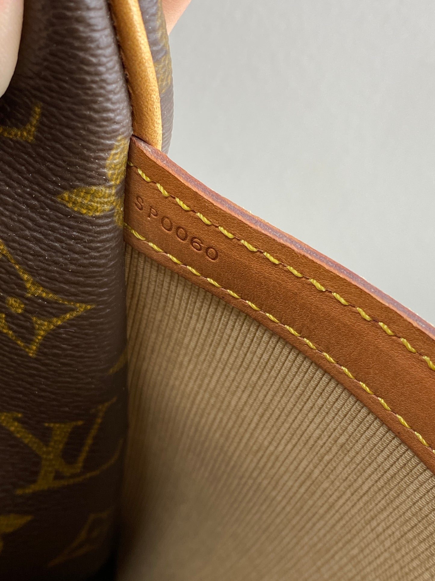 Louis Vuitton | Reporter GM Messenger Bag | Monogram Canvas