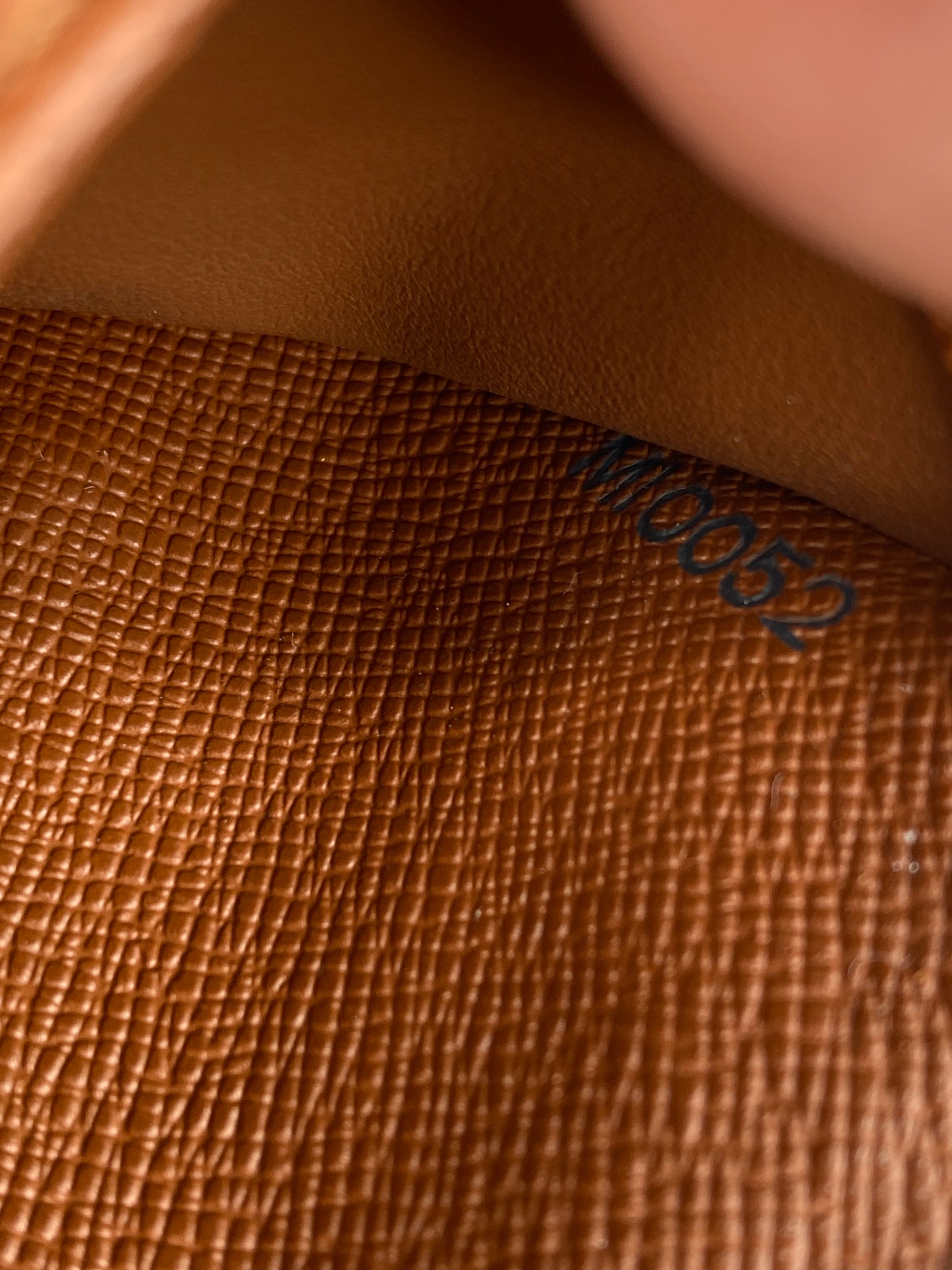 CUTESIE PRE-LOVED - LOUIS VUITTON - VINTAGE MONOGRAM ZIP COMPACT WALLET / CARD HOLDER
